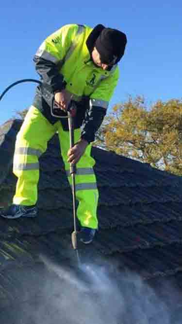 roof-cleaning